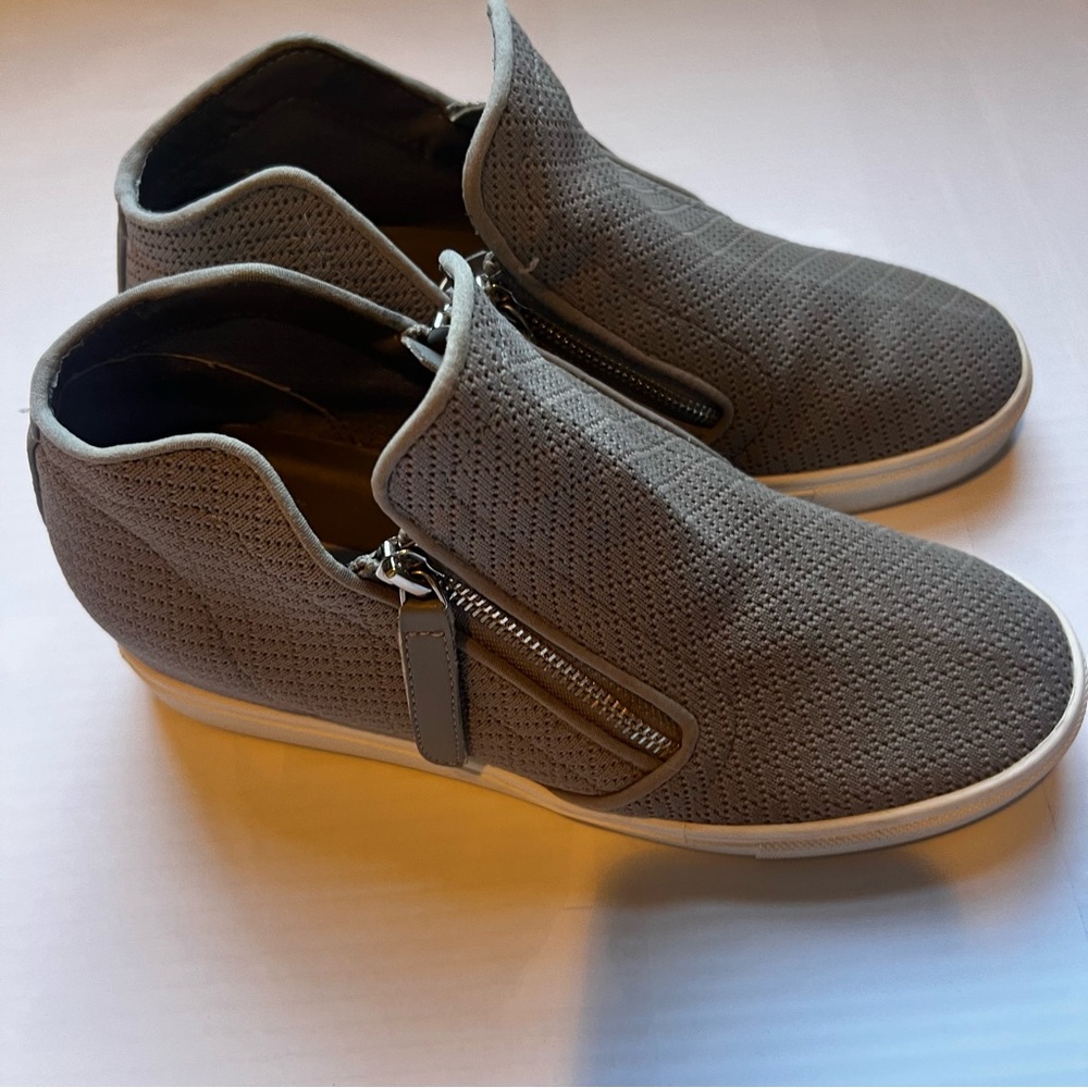 STEVE MADDEN Caliber Women’s Sneaker Shoe Gray Suede Zippers Size 8.5
